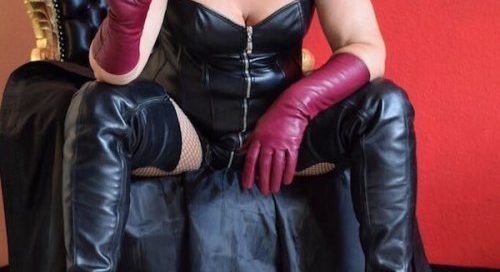 hyderbads: hogspy-pics:
Domina Silvia On Hogspy
I think the... 1