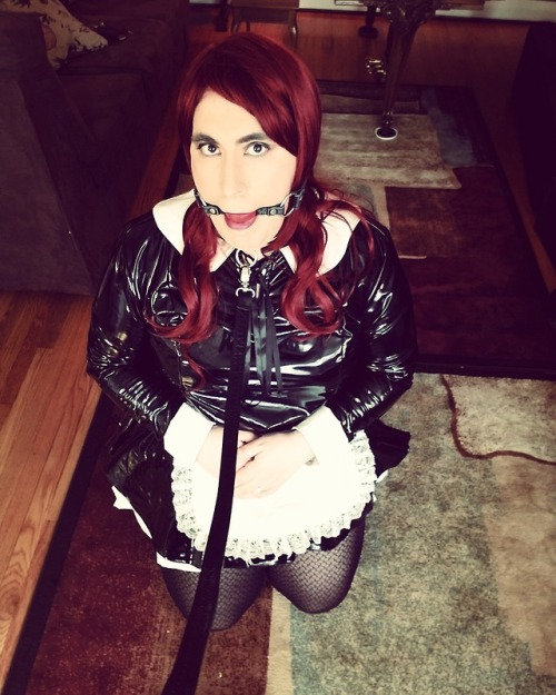 whorewenna:
my new latex maid uniform courtesy of... 2