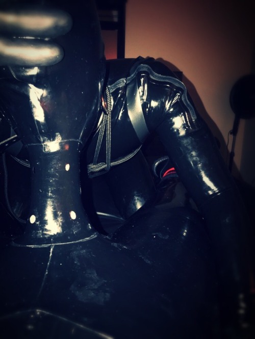 tumblgear:
Had a great time with this super-sexy out of towner.... 5 tumblr pb7ifbjya41so086ko4 500