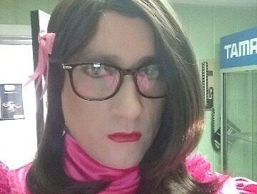 m-2b-s: eldiablobonita: Real life me trying out a new look with these glasses. Nice lipstick 💄... 3