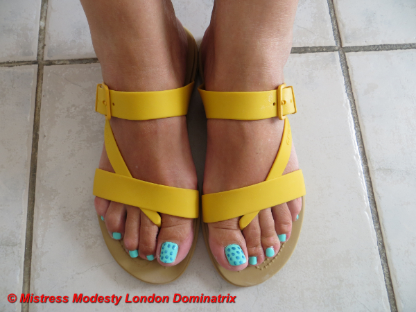 Modestly Obliging #sinfulsunday 2 Yellow Sandals Blue Nails
